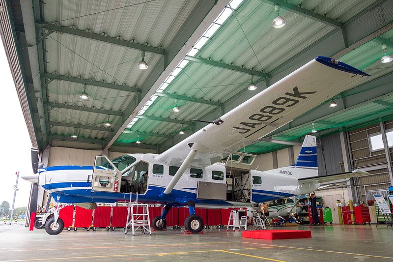 国土地理院の航空重力測量に用いられる、共立航空撮影が保有するセスナ208型機