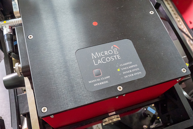 未使用時に内部の“ばね”は固定されており、使用時に解除して使用する