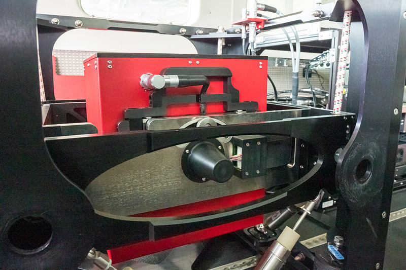 重力計はジンバルに乗せられた格好となっておりセンサーも利用して可能な限り水平を保持する