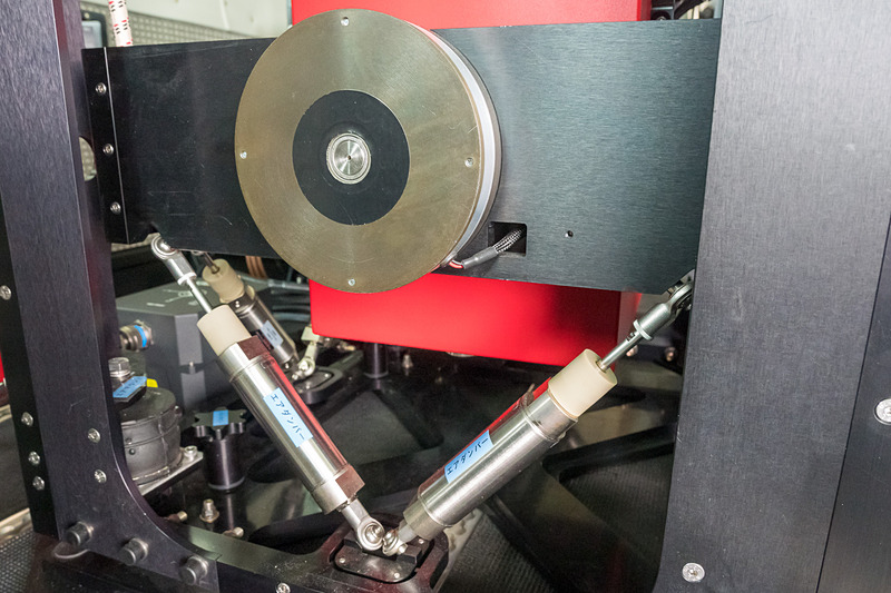 重力計はジンバルに乗せられた格好となっておりセンサーも利用して可能な限り水平を保持する