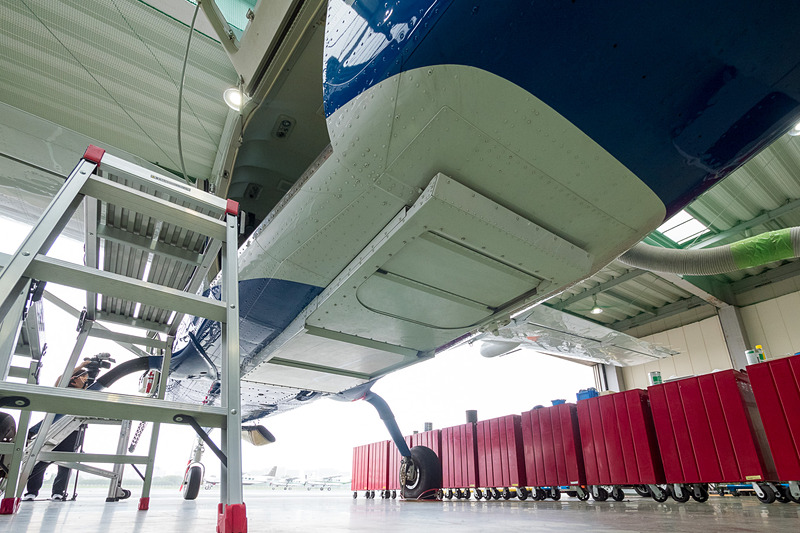 撮影業務では下部の開口部を利用するが、重力測量では閉じて運航する