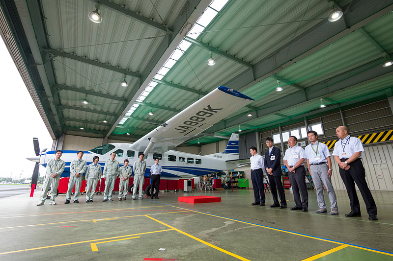 調布飛行場に隣接する共立航空撮影の格納庫で行なわれた出発式
