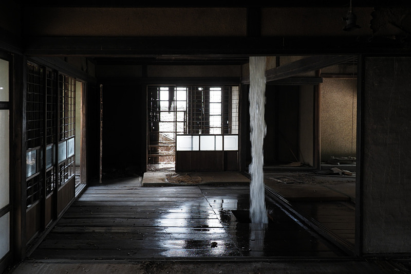 【作品番号：og 11】「Trieb－家」遠藤利克