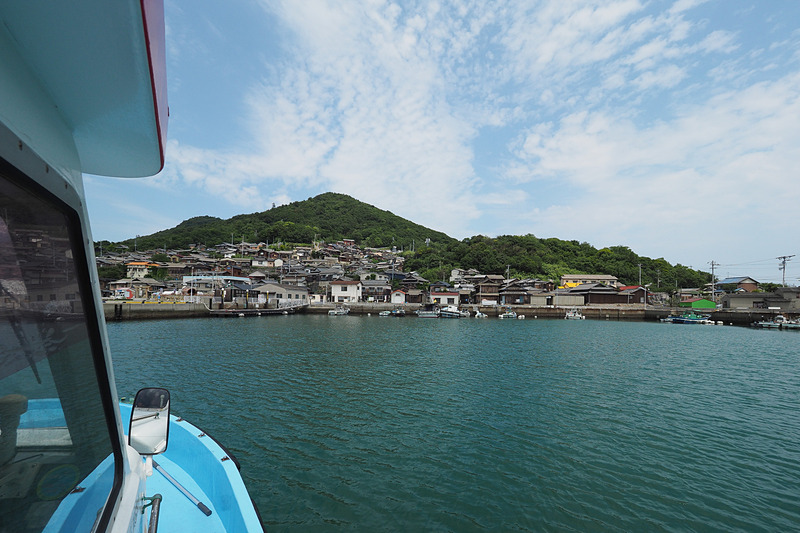 山肌に張り付くように集落が広がる男木島