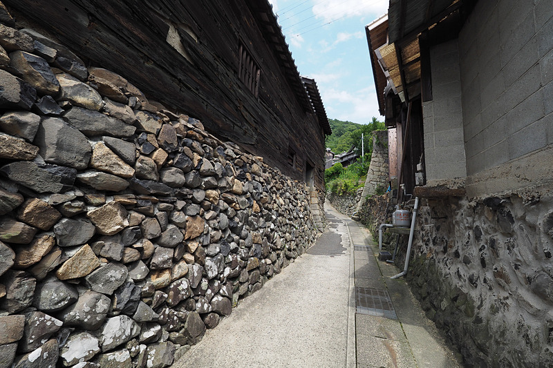 入り組んだ島の細い坂道の散策も、その風情がとても楽しい