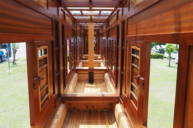 廃棄された古い家具もきれいに再生され美しく仕上がった内外装