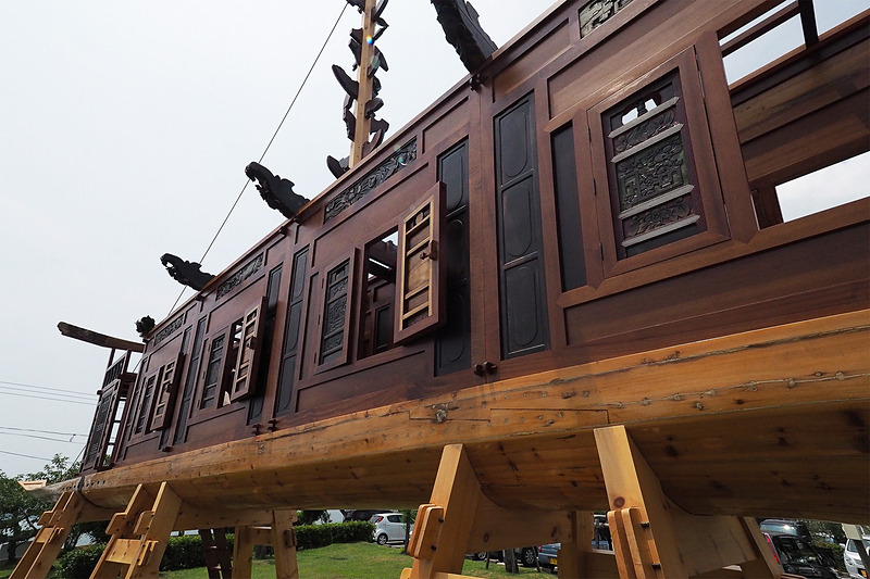 廃棄された古い家具もきれいに再生され美しく仕上がった内外装