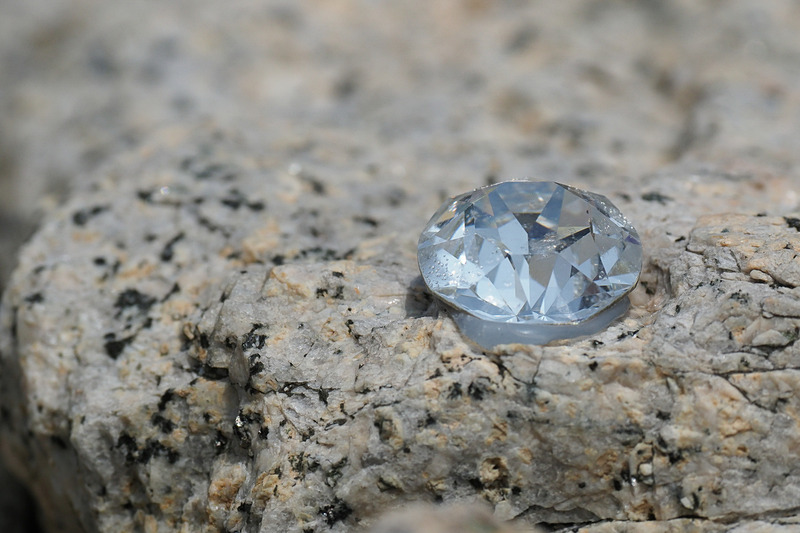 島民と一緒に設置したというガラスビーズ