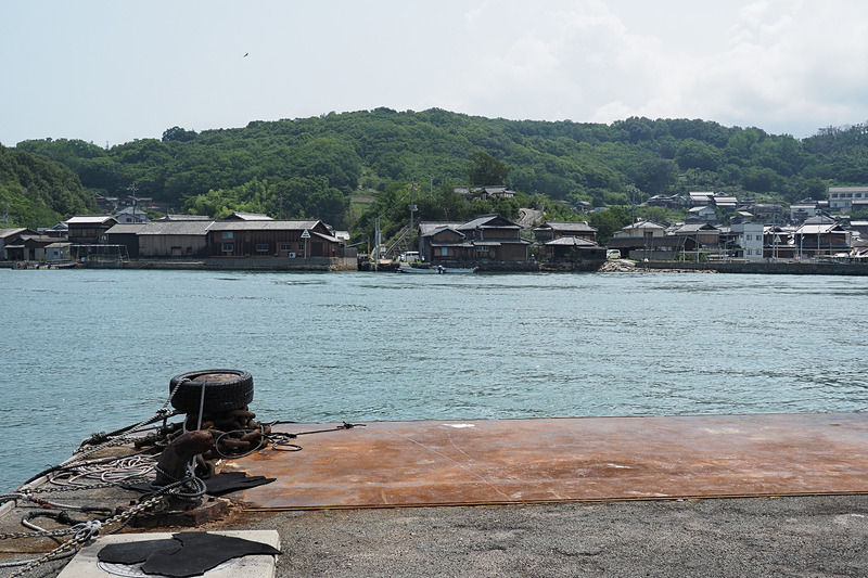 小豆島との距離はわずか170m。往来は無料の渡し船を利用する
