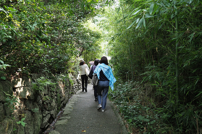 島内の狭い小径を散策するのも楽しい