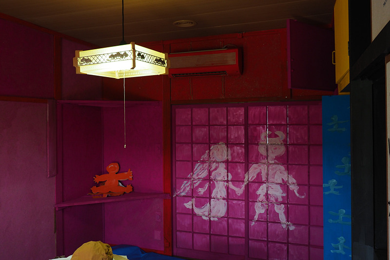 展示はかつて島内に立ち並ぶ入所者が住んでいた寮で行なわれていた