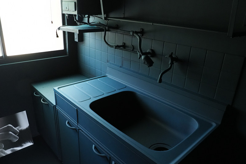 当時の入所者の暮らしの面影を残した寮の中で当時の写真で今に伝える