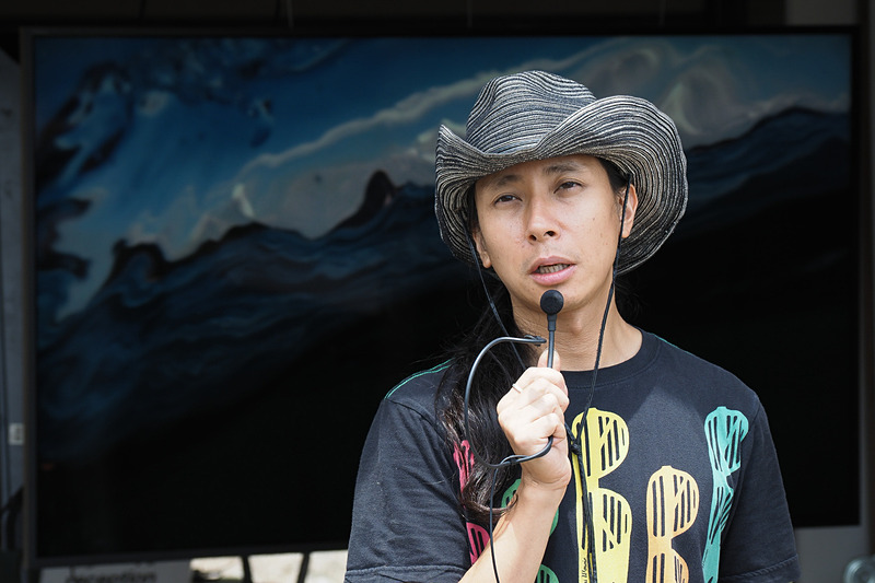 【作品番号：os 07】山川冬樹の「海峡の歌/Strait Songs」は、かつて自由を求めて大島から海を渡ろうとした入所者の悲しい経験を自身で体験し映像でそれを表現。大島に生きる人たちにとって海は自由を奪う隔離の壁だったのだ