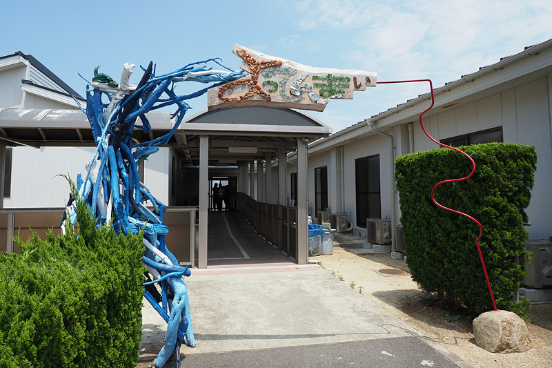 元患者、看護師、職員が語る当時を手芸に親しむ人々が独自の材料や手法で制作したランチョンマット大の作品が並ぶ。会場は入所者と来島者の憩いの場となっている社会交流館「よってんまい」。よってんまいとは「よってみて」の意