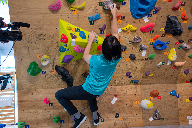 左足をケガしていたものの、「壁にいる方が楽」とするする上っていく大場美和さん