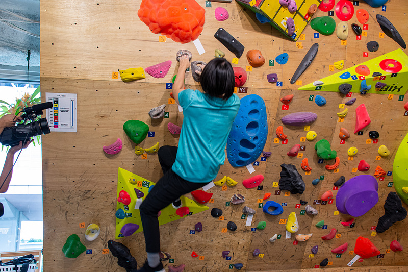 左足をケガしていたものの、「壁にいる方が楽」とするする上っていく大場美和さん