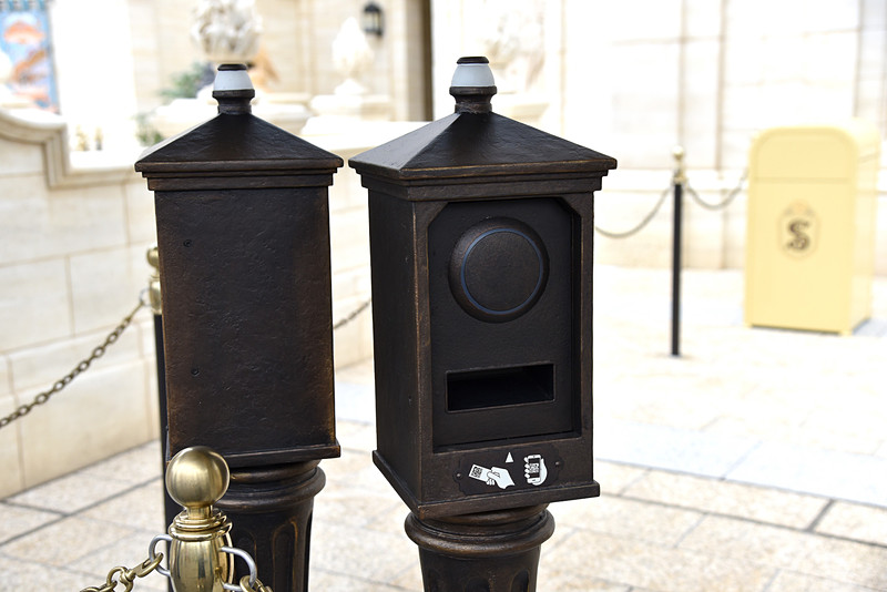 「ファストパス・エントランス」の読み取り機に先ほどの二次元コードをかざして入場しよう