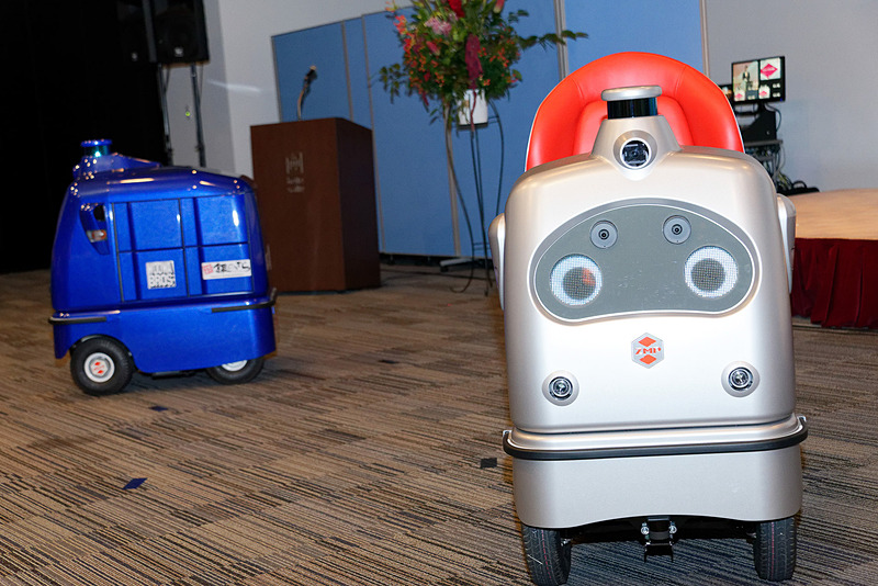 ベース車両は写真左に見える宅配ロボット車両「CarriRo Deli」