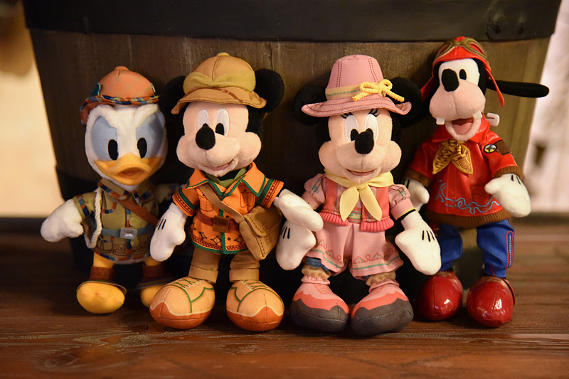 「ソング・オブ・ミラージュ」のコスチュームを着た「ぬいぐるみバッジ」