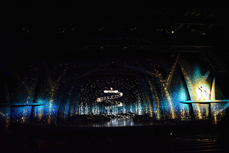 突然景色が変わり、まばゆい光で幻想的な風景が広がり出す