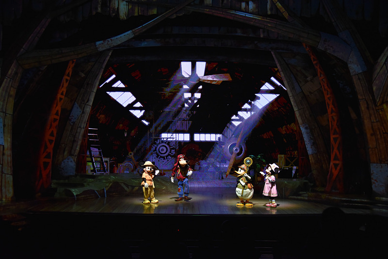 いつもの格納庫に戻り、パイロット姿のグーフィーやミッキーマウスたちがやってくる