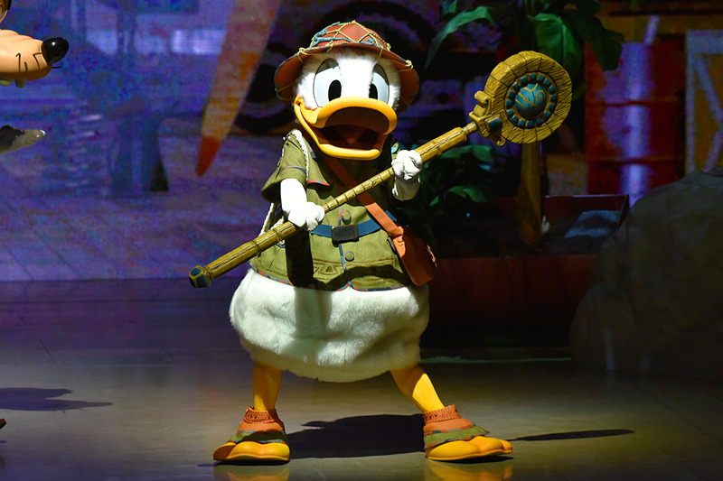 ドナルドダックは川で拾った不思議な儀仗を見せ、「リオ・ドラード」の話で持ちきりに