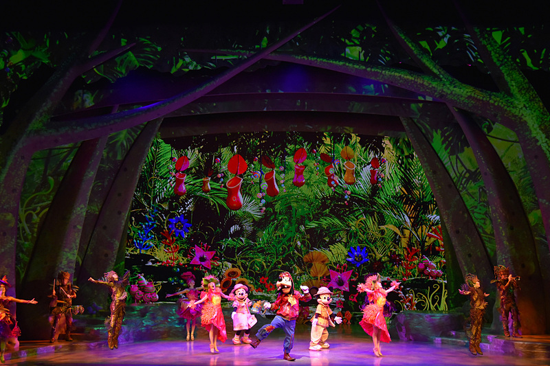 たくさんの花々がグーフィーたちを取り囲み、歓迎