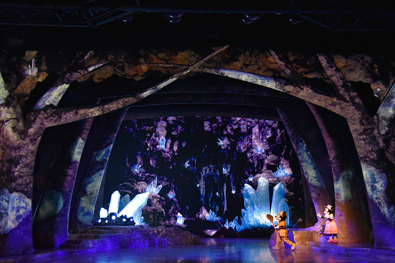 クリスタルが美しく光る洞窟に到着