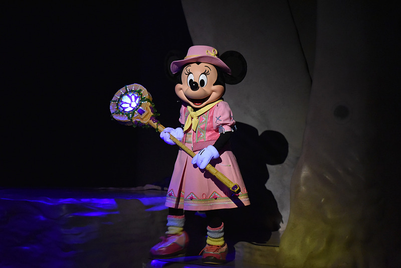 クリスタルが輝く儀仗を持つミニーマウス。いつのまにか1人に