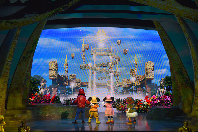 次の瞬間、ミッキーマウスたちを待っていたかのように黄金に輝き出した