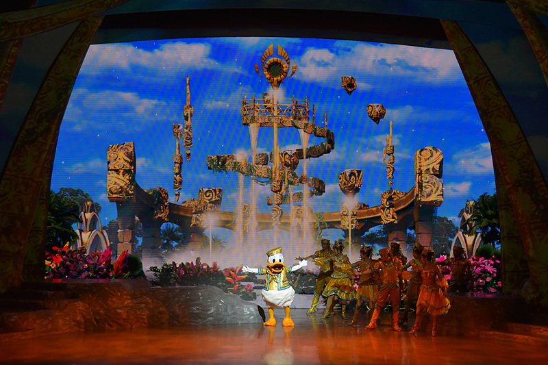 ドナルドダックを筆頭に衣装が「リオ・ドラード」らしいゴールドカラーに