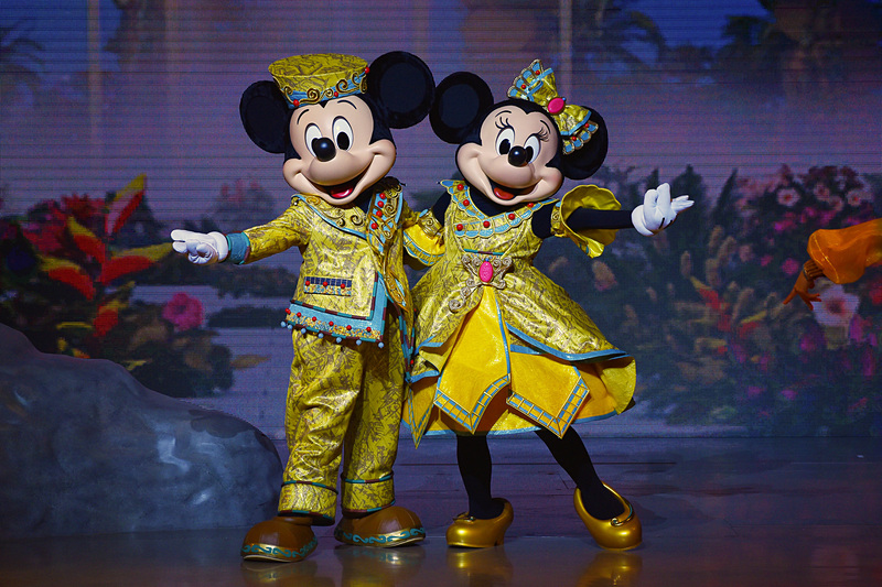 ミッキーマウスとミニーマウスは一緒にポーズ