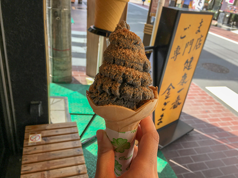 ごま福堂の黒ごまソフトクリーム