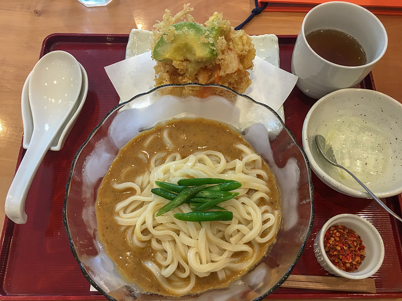 アボカドのかき揚げカレーうどん、冷やしにもできて暑い日でもペロリ