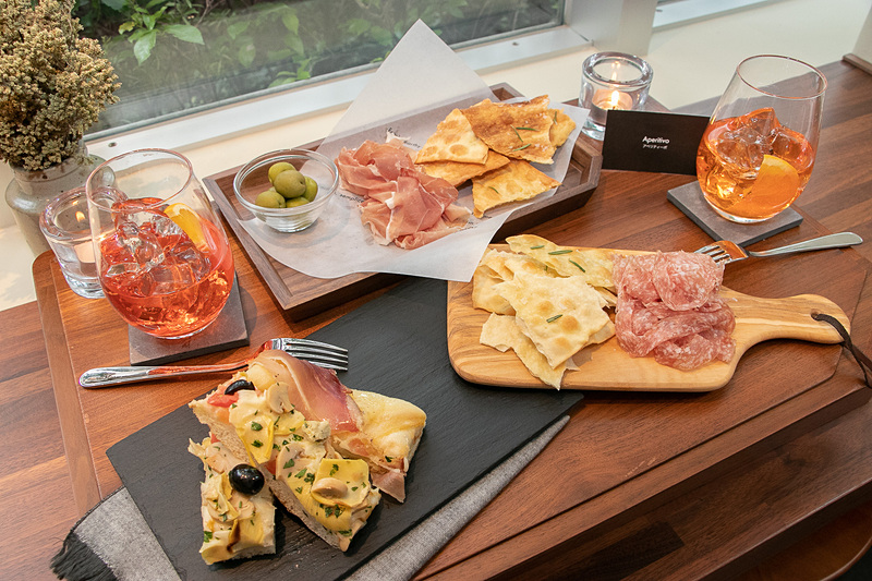 時間帯と気分に合わせてさまざまなドリンクとフードを楽しめる