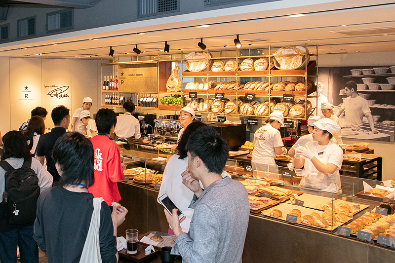 店内にはパン、フォカッチャ、ケーキなどがずらりと並ぶ