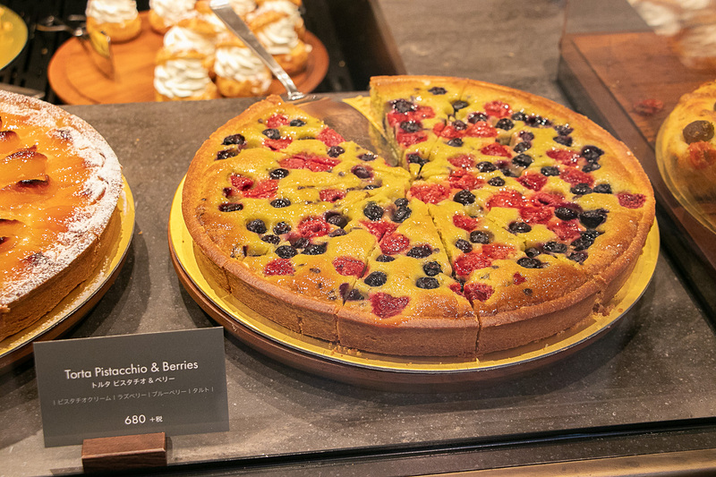 時間帯と気分に合わせてさまざまなドリンクとフードを楽しめる