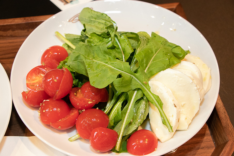 ラザニアとカプレーゼのサラダ。サラダは塩とオリーブオイルをかけたシンプルなものだが、素材の旨味をしっかりと感じることができる