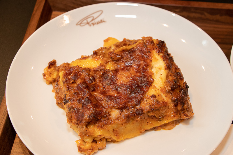 ラザニアとカプレーゼのサラダ。サラダは塩とオリーブオイルをかけたシンプルなものだが、素材の旨味をしっかりと感じることができる