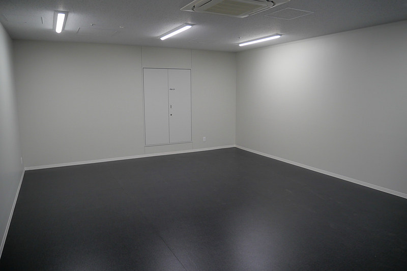 倉庫、商談室、控え室などを用意