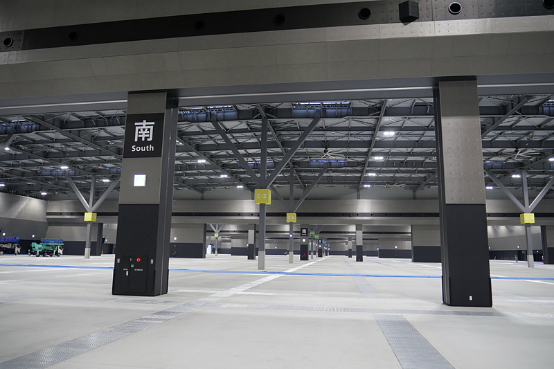 ホールの仕切りを取り払うことで、複数のホールを接続して利用できる。5ホールすべてを利用する場合には5万m<sup>2</sup>の展示面積を確保できる