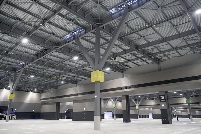 ホール内の柱には細い柱を利用することで、展示ブース設置の自由度が高く、ホール内を有効に活用できる