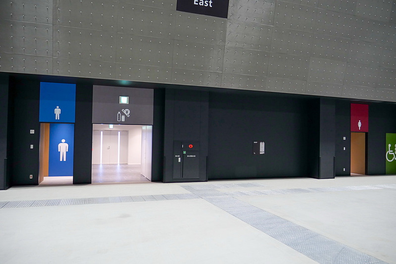 各ホールには東西に1か所ずつ、2か所のトイレを設置