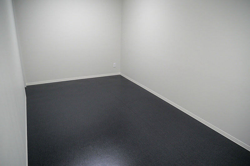 倉庫、休憩室、シャワー室なども用意する