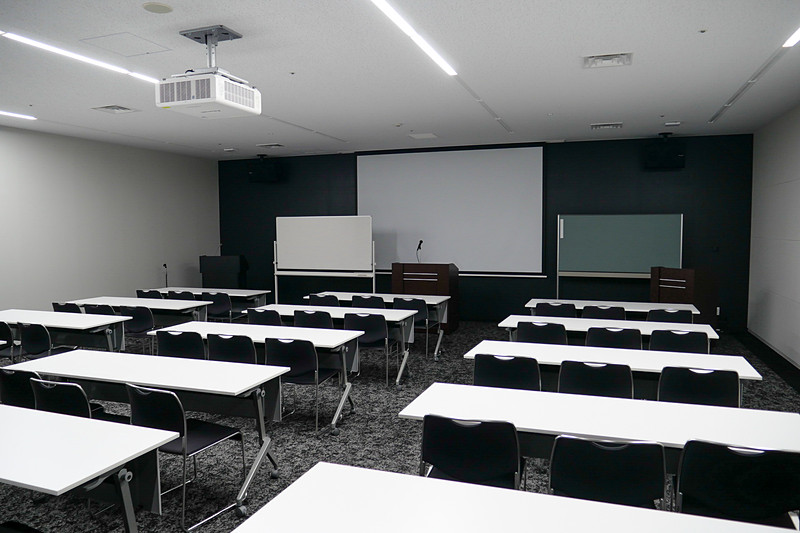 こちらは100m<sup>2</sup>の中会議室