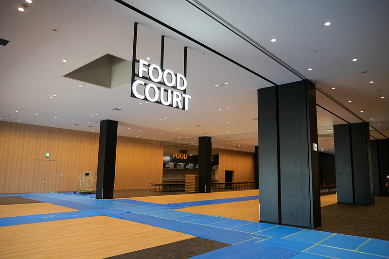 フードやドリンクを販売するフードコート。300席弱の座席を用意するという