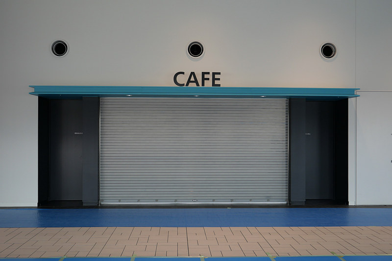 通路にはカフェも設置される