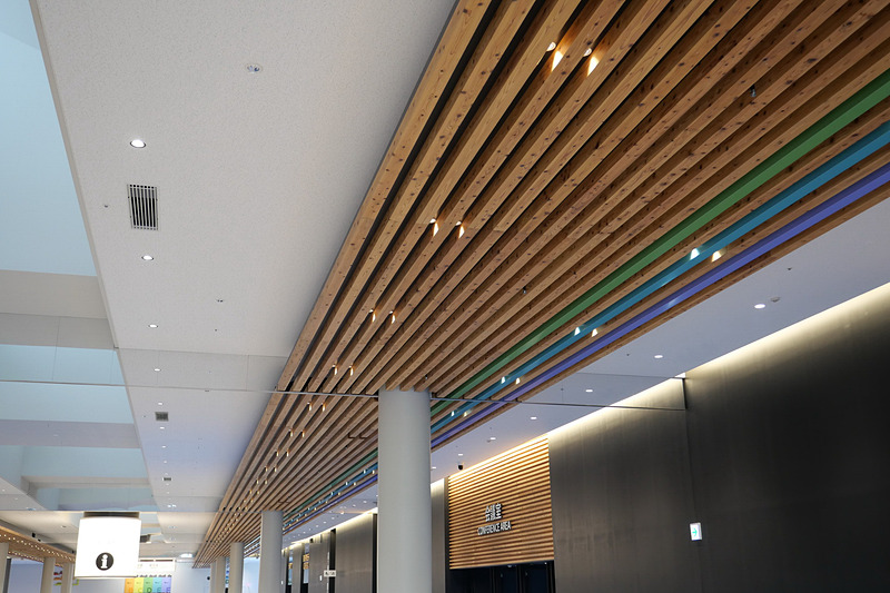 エントランスホール天井には愛知県産の杉材を利用