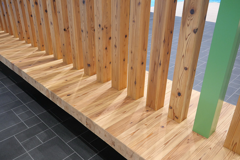 フードコート横には愛知県産杉材を利用したベンチを用意