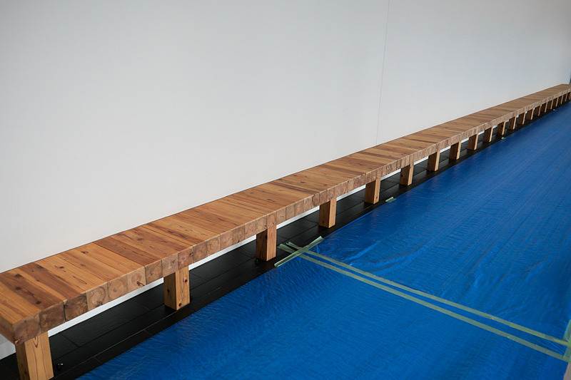 通路のベンチにも愛知県産杉材を使用